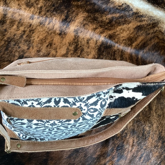 ANN GOTI Cowhide Canvas Zipper Top Crossbody Handbag - Picture 5 of 10